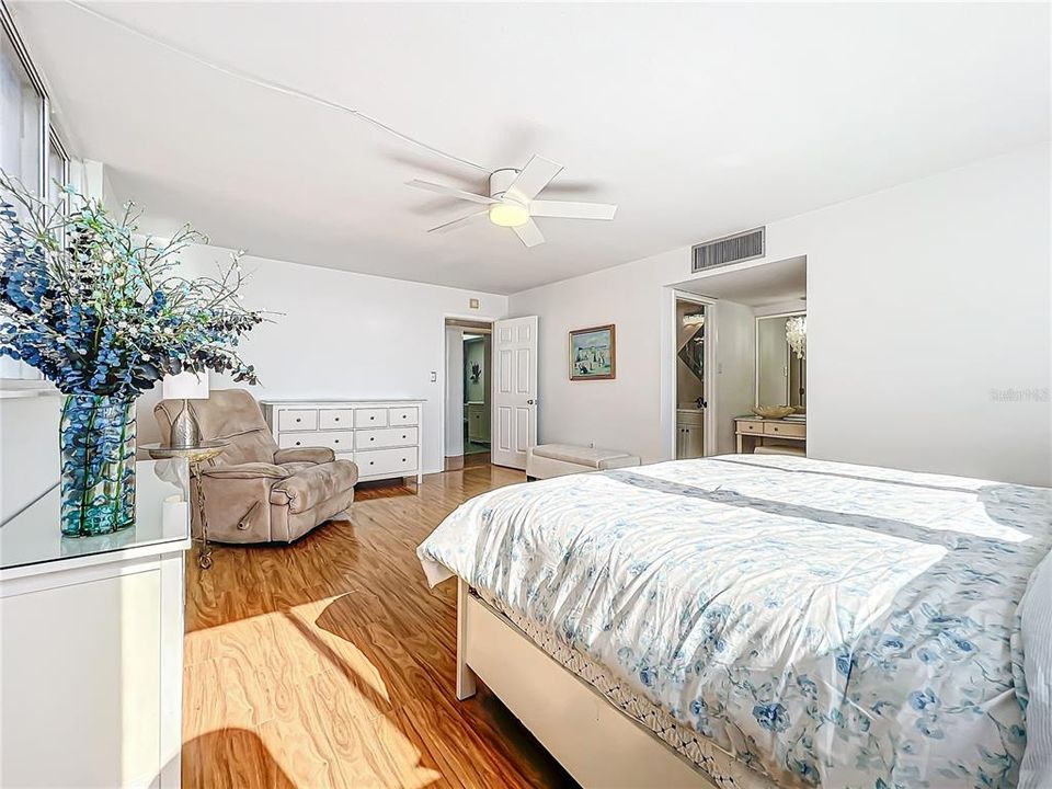 For Sale: $625,000 (2 beds, 2 baths, 1345 Square Feet)