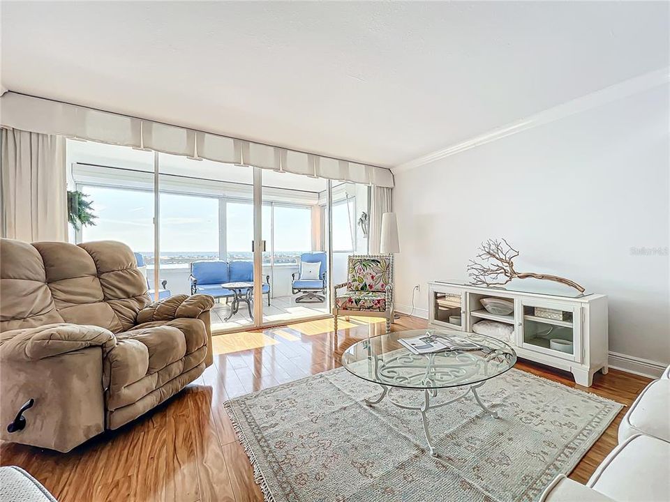 For Sale: $625,000 (2 beds, 2 baths, 1345 Square Feet)