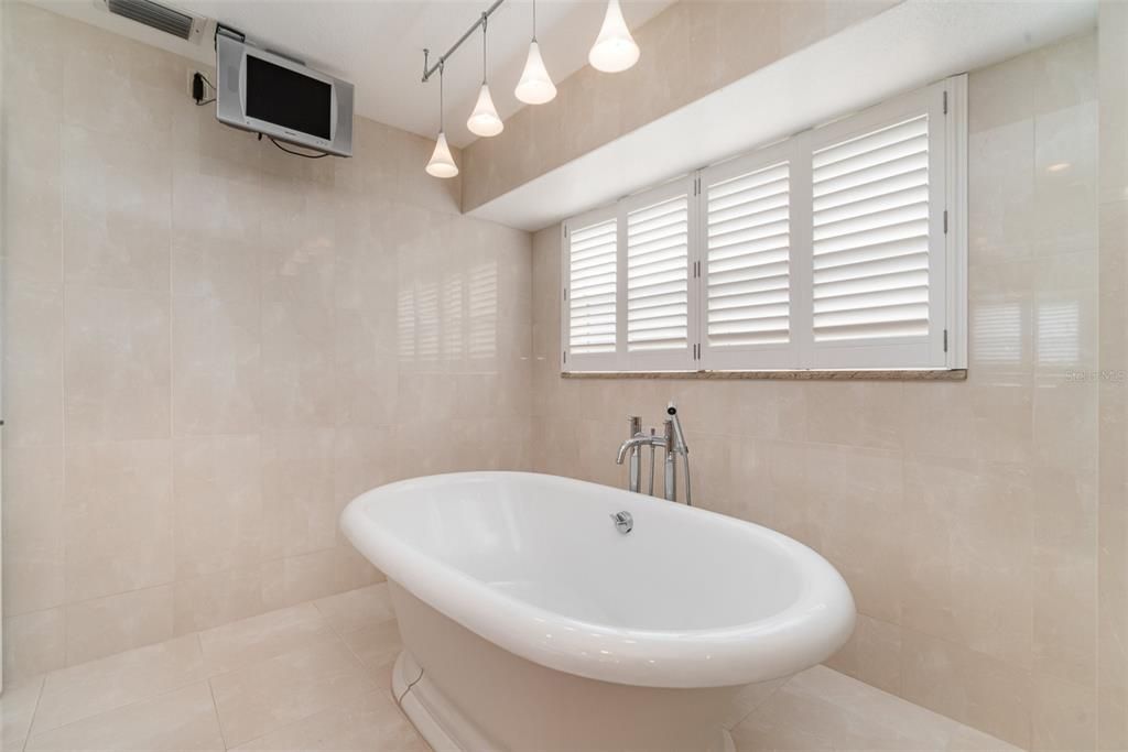 Primary Bath - Bath with TV and plantation shutters