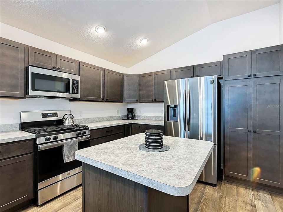 For Sale: $324,900 (2 beds, 2 baths, 1266 Square Feet)