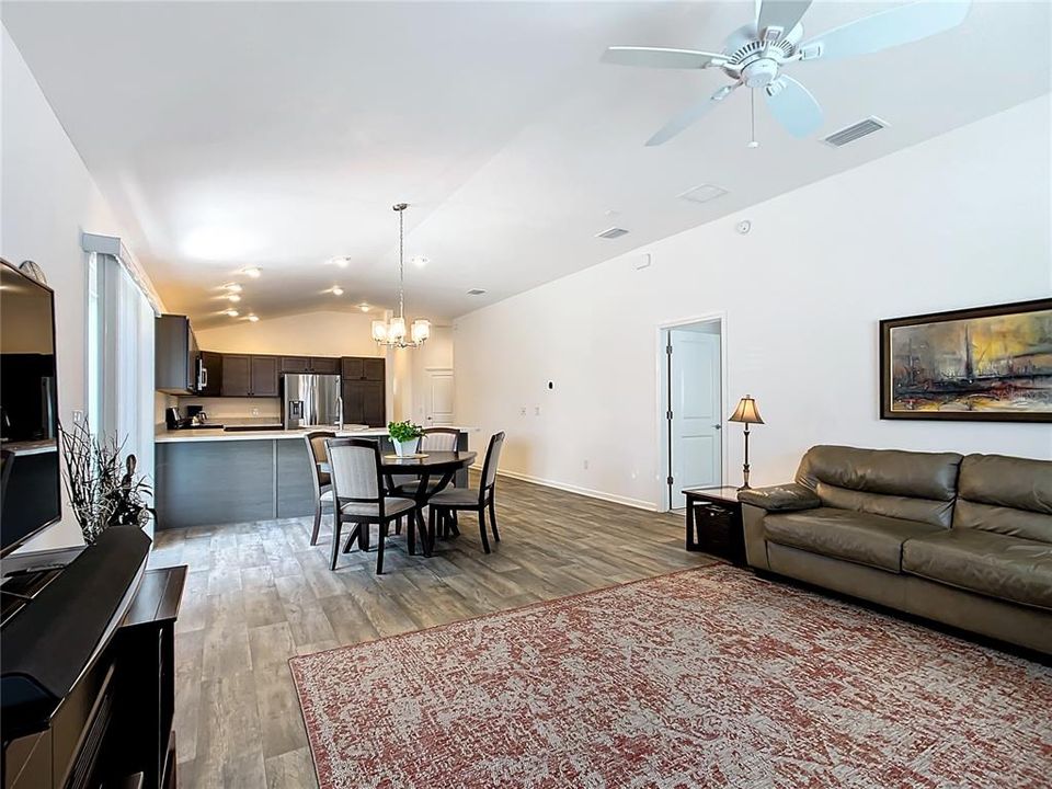 For Sale: $324,900 (2 beds, 2 baths, 1266 Square Feet)