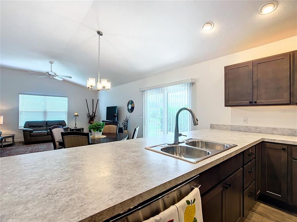 For Sale: $324,900 (2 beds, 2 baths, 1266 Square Feet)