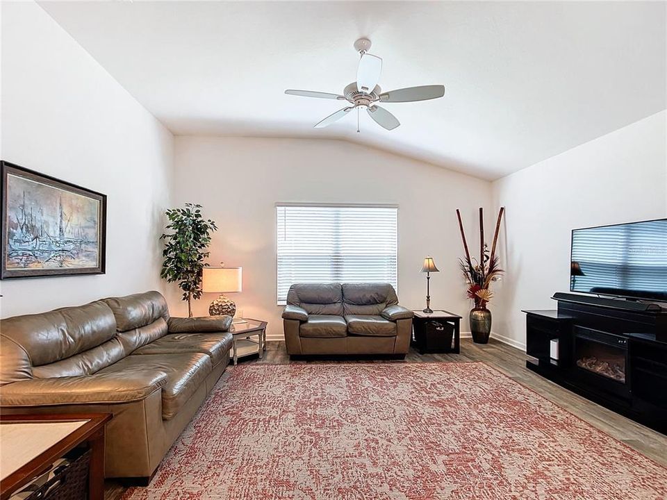 For Sale: $334,900 (2 beds, 2 baths, 1266 Square Feet)