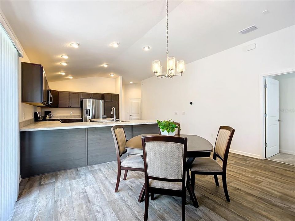 For Sale: $324,900 (2 beds, 2 baths, 1266 Square Feet)