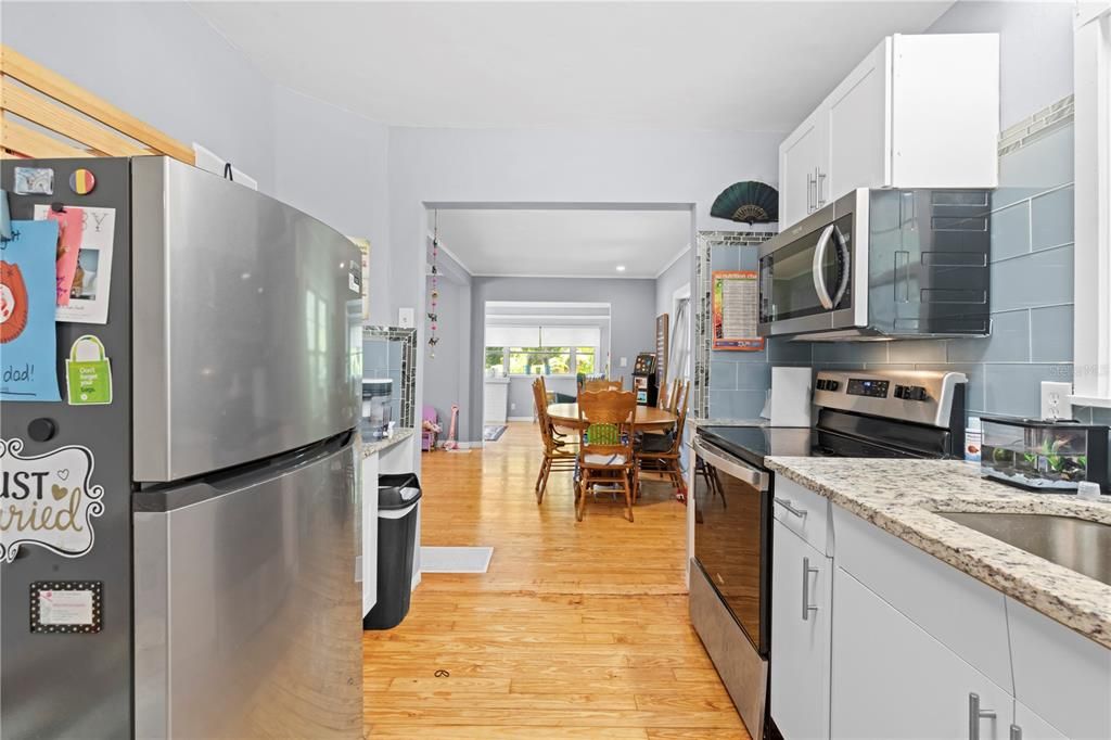 For Sale: $295,000 (2 beds, 2 baths, 1014 Square Feet)