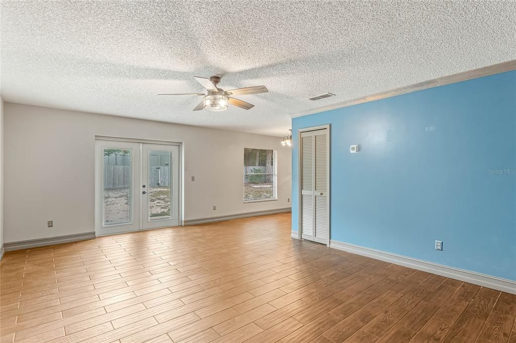 For Sale: $379,900 (3 beds, 1 baths, 1151 Square Feet)