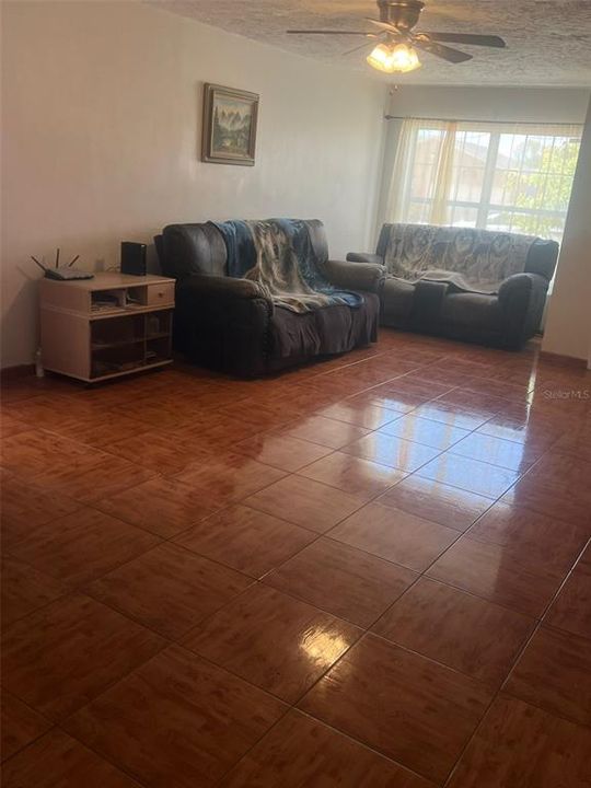 Activo con contrato: $304,900 (3 camas, 2 baños, 1095 Pies cuadrados)