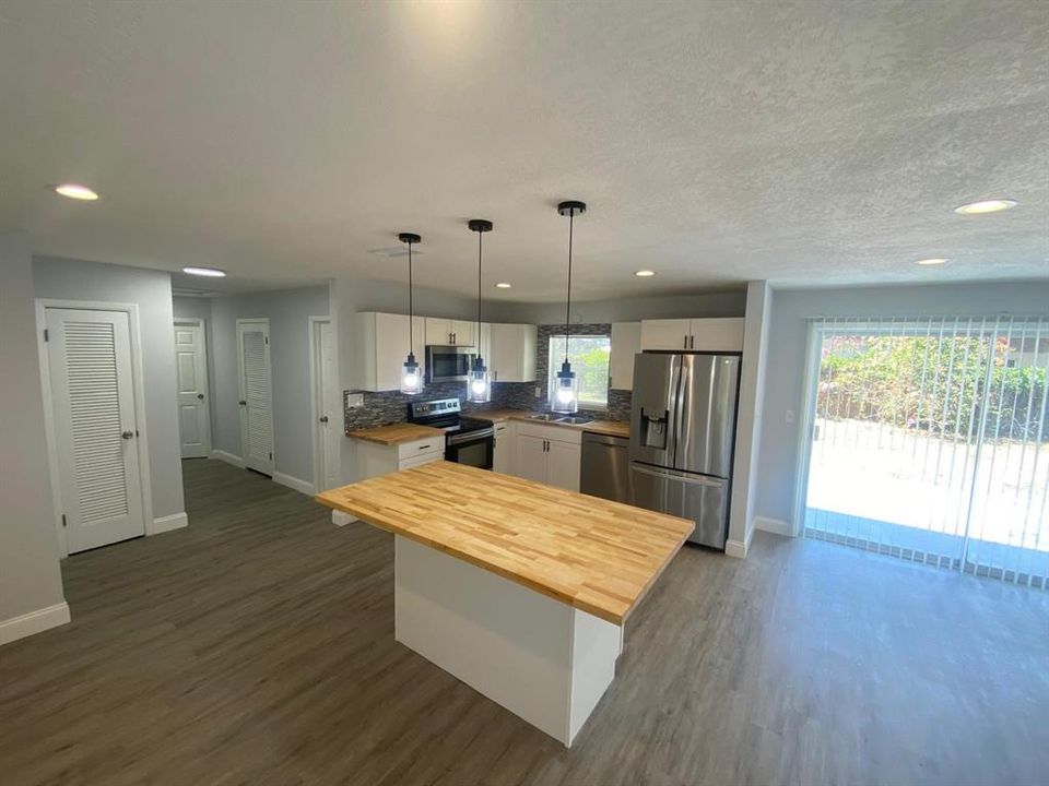 For Sale: $364,990 (3 beds, 2 baths, 1551 Square Feet)