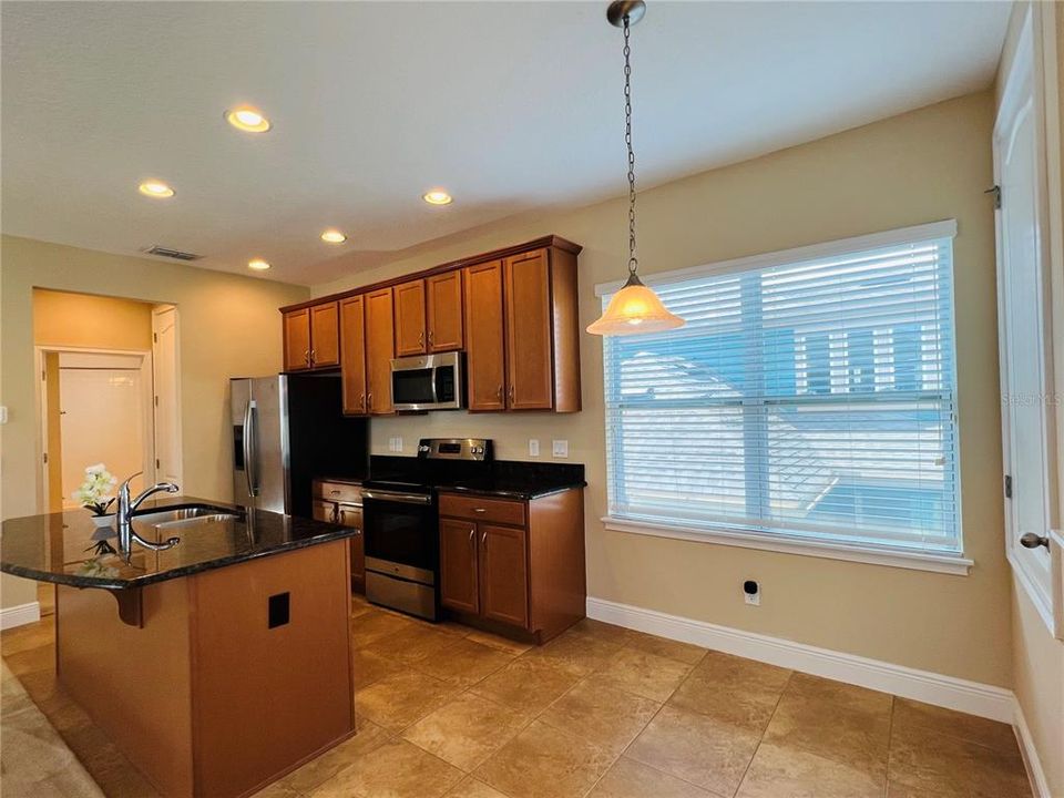 For Rent: $1,825 (1 beds, 1 baths, 825 Square Feet)