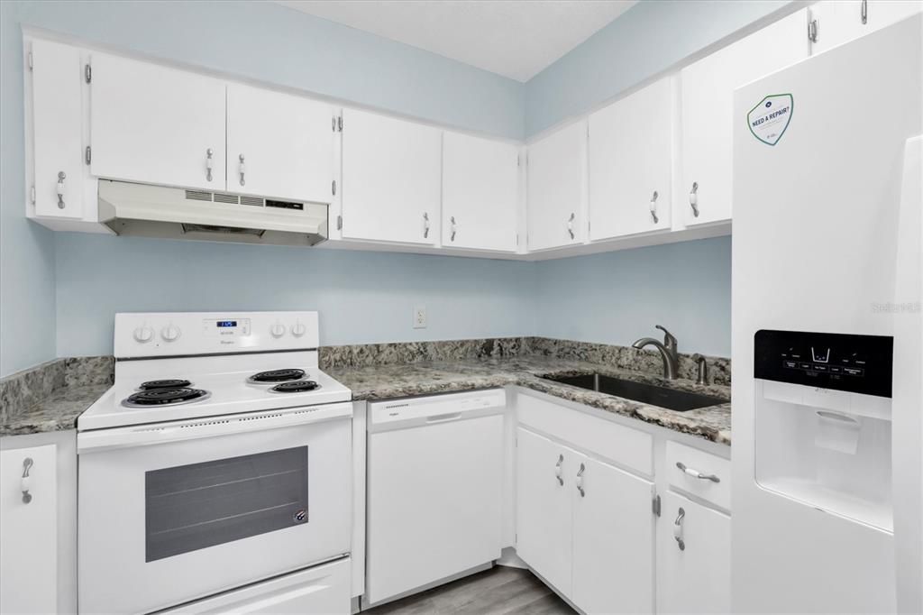 Active With Contract: $159,000 (2 beds, 1 baths, 960 Square Feet)