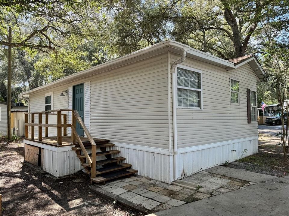 Active With Contract: $128,000 (3 beds, 2 baths, 881 Square Feet)