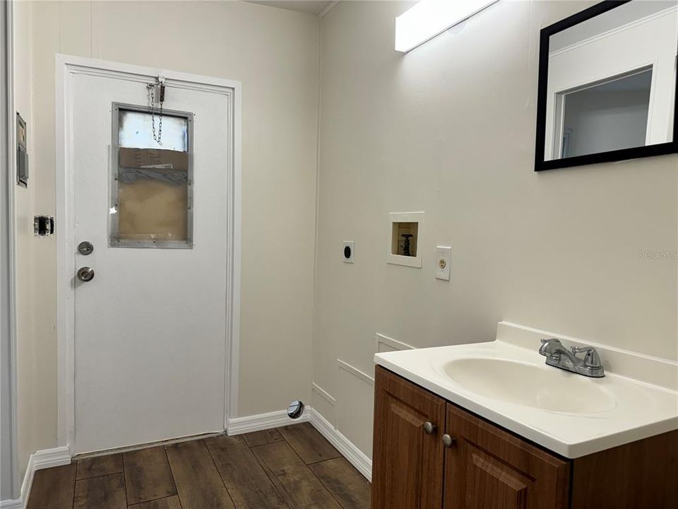 Active With Contract: $128,000 (3 beds, 2 baths, 881 Square Feet)