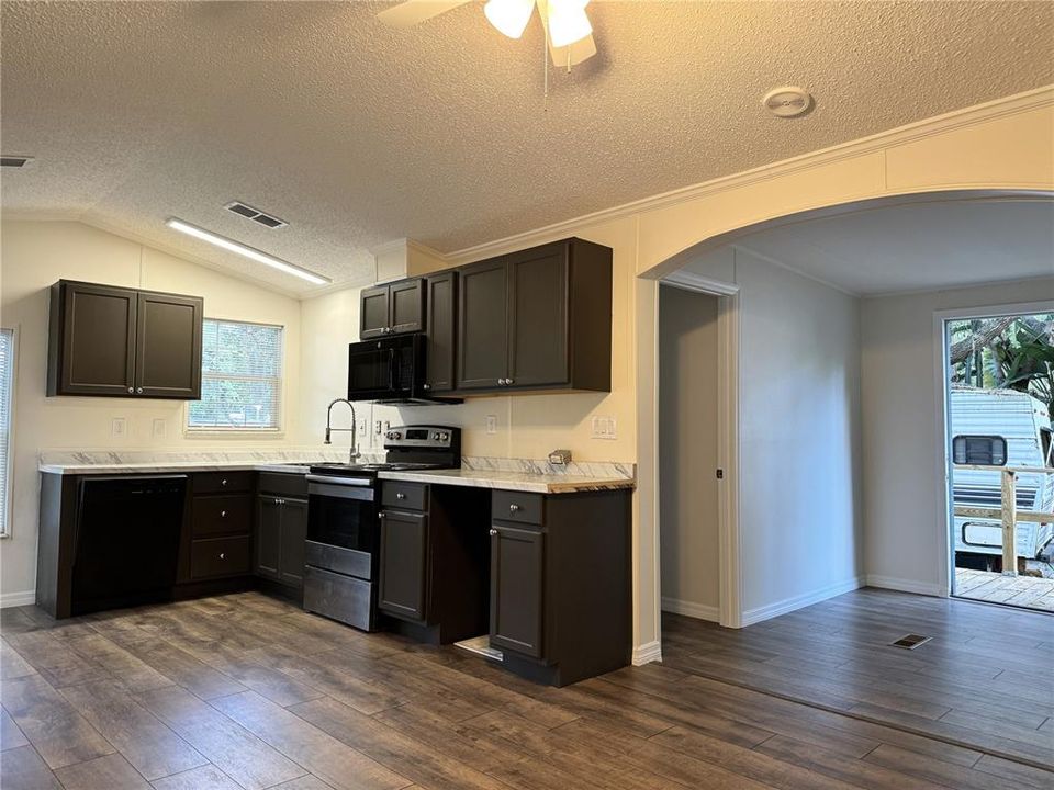 For Sale: $129,000 (3 beds, 2 baths, 881 Square Feet)