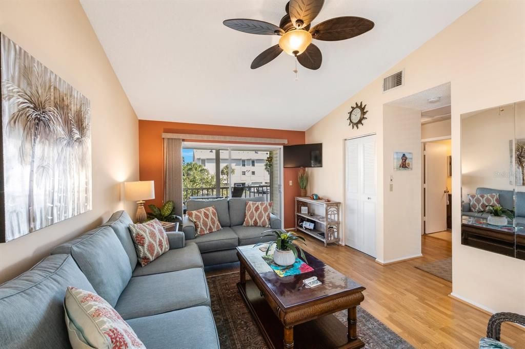 Active With Contract: $425,000 (2 beds, 2 baths, 990 Square Feet)