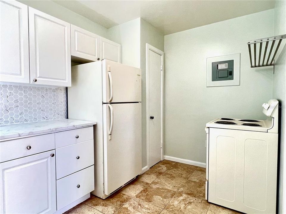 For Rent: $2,100 (2 beds, 1 baths, 874 Square Feet)