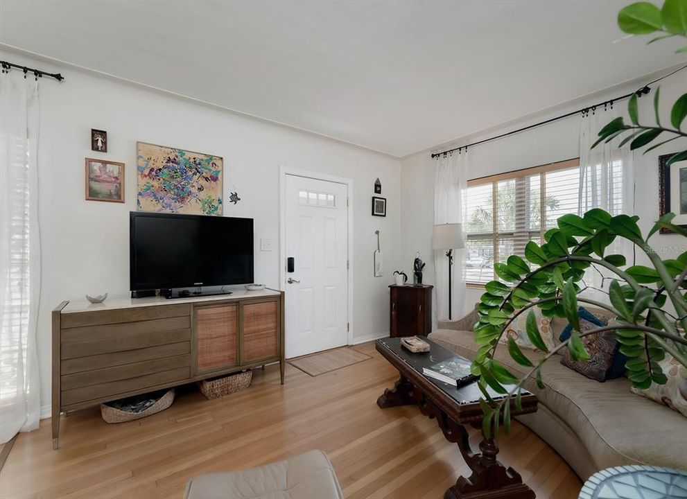 For Sale: $399,750 (2 beds, 1 baths, 1148 Square Feet)