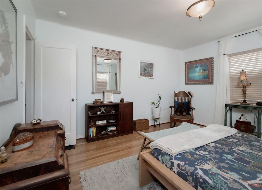 For Sale: $399,750 (2 beds, 1 baths, 1148 Square Feet)