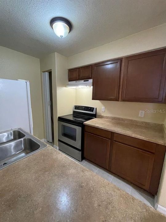 Active With Contract: $1,695 (2 beds, 2 baths, 918 Square Feet)