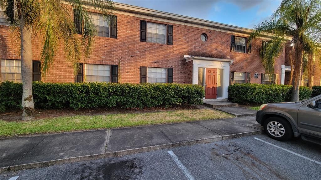 Active With Contract: $1,495 (2 beds, 1 baths, 970 Square Feet)