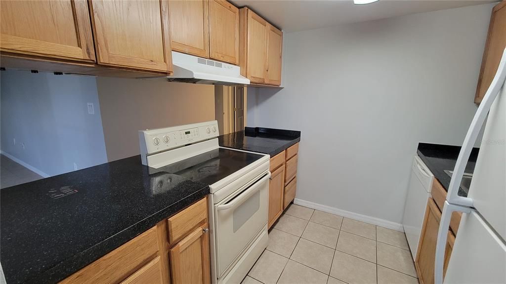 Active With Contract: $1,495 (2 beds, 1 baths, 970 Square Feet)