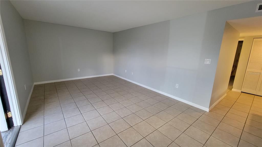 Active With Contract: $1,495 (2 beds, 1 baths, 970 Square Feet)