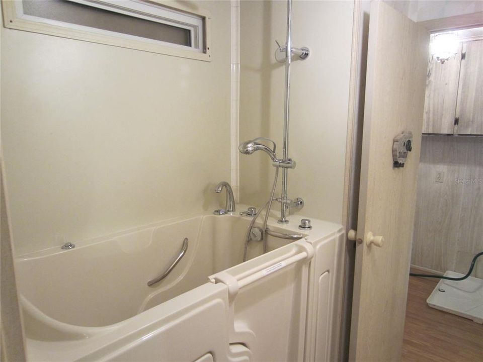 For Sale: $169,900 (2 beds, 2 baths, 1310 Square Feet)