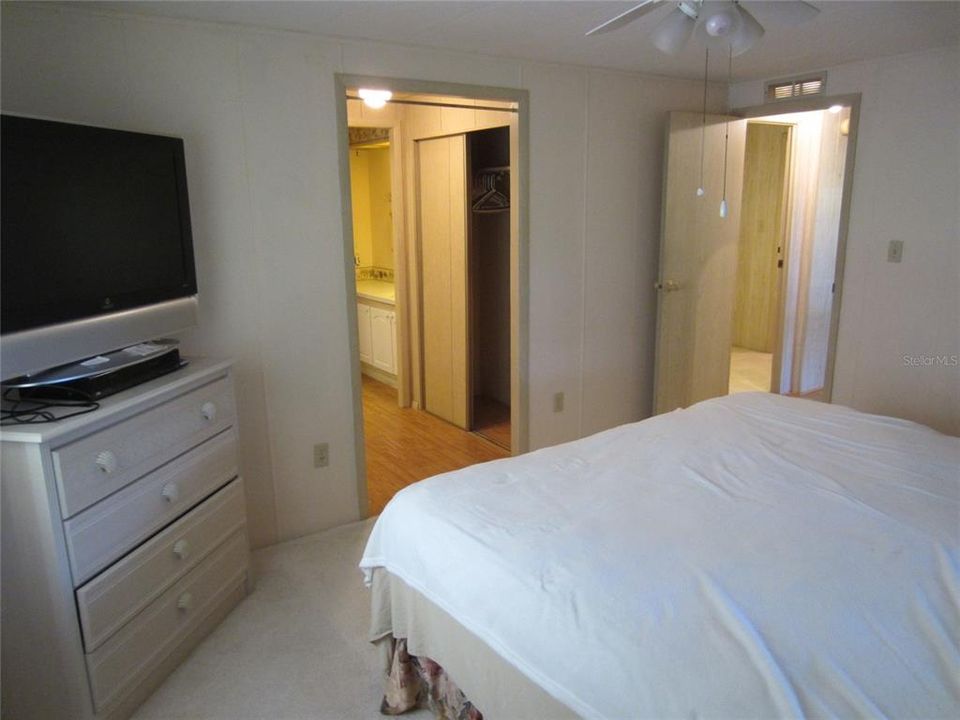 For Sale: $169,900 (2 beds, 2 baths, 1310 Square Feet)