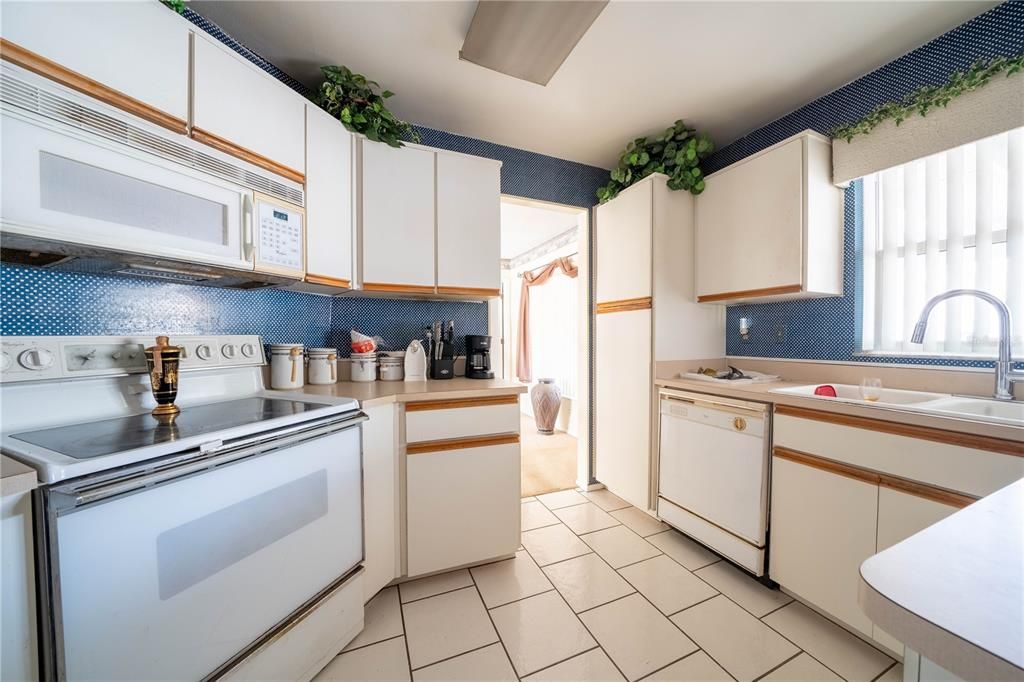 For Sale: $229,000 (2 beds, 2 baths, 1398 Square Feet)