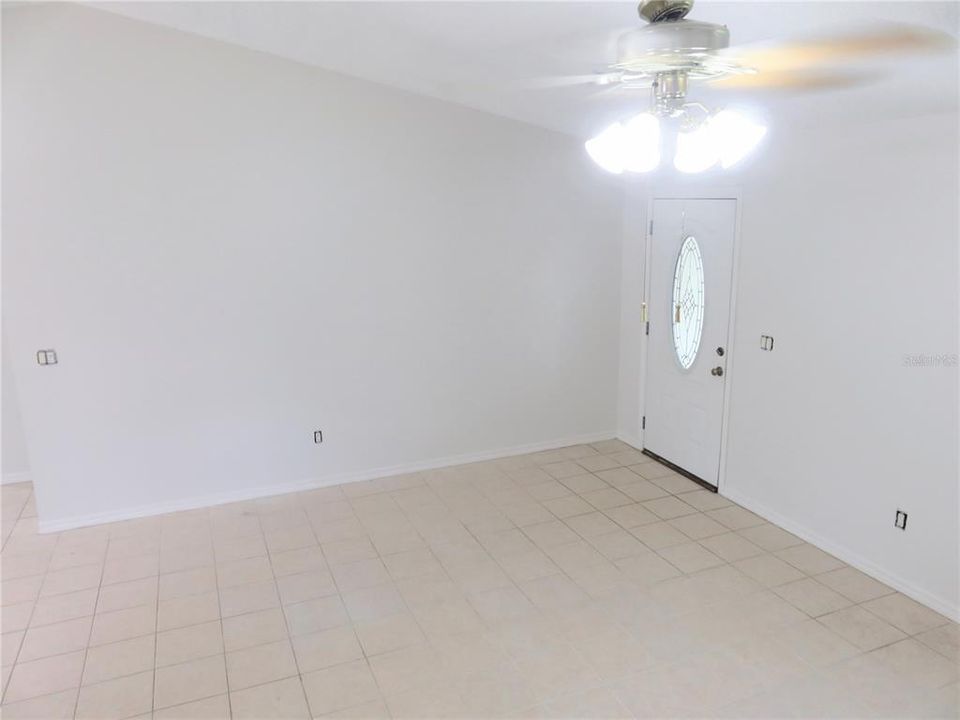 HUGE Living room and nice Dining area or second Media area