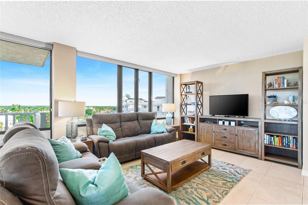 For Sale: $345,000 (2 beds, 2 baths, 1358 Square Feet)