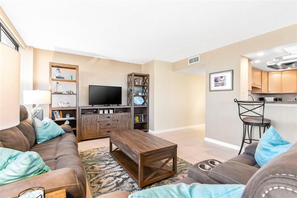 For Sale: $345,000 (2 beds, 2 baths, 1358 Square Feet)