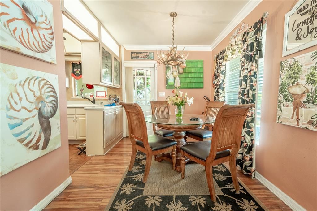 The kitchen features a dinette, a breakfast nook, ideal for morning coffee and cozy dinners.