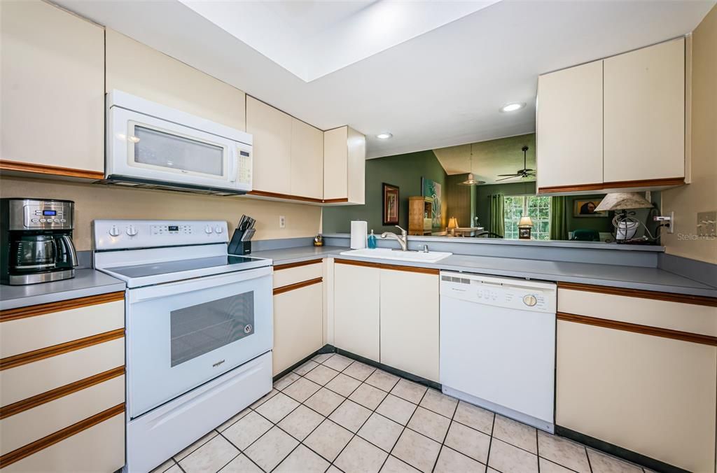 For Sale: $284,999 (2 beds, 2 baths, 1100 Square Feet)