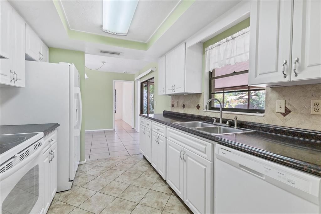 For Sale: $395,000 (2 beds, 2 baths, 1176 Square Feet)