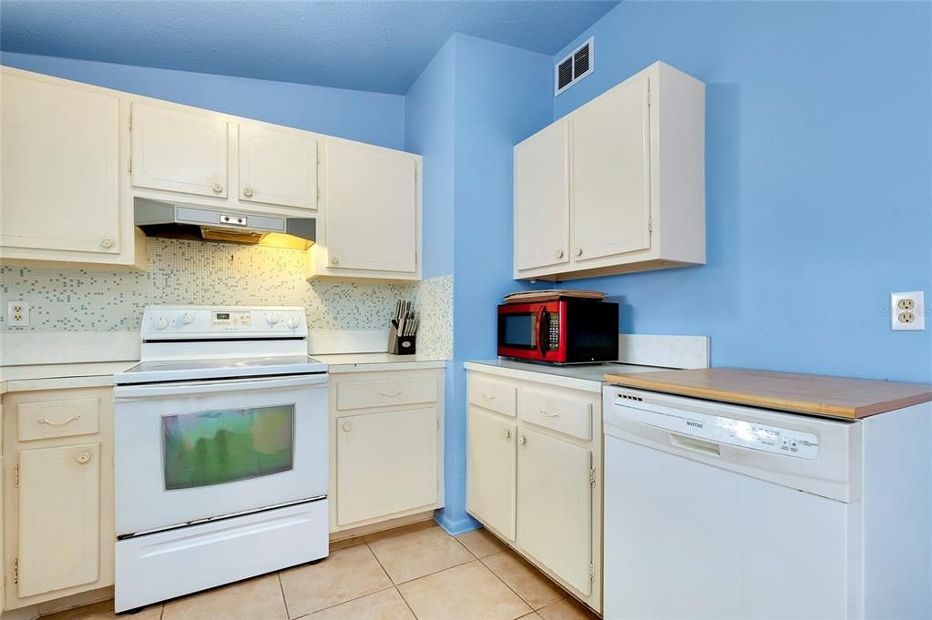 For Sale: $300,000 (3 beds, 1 baths, 1316 Square Feet)