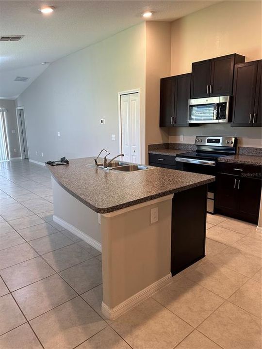 For Rent: $2,195 (3 beds, 2 baths, 1461 Square Feet)