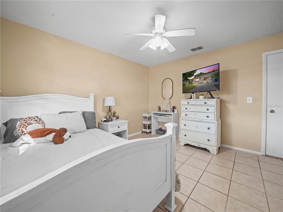 For Sale: $239,000 (3 beds, 1 baths, 1092 Square Feet)