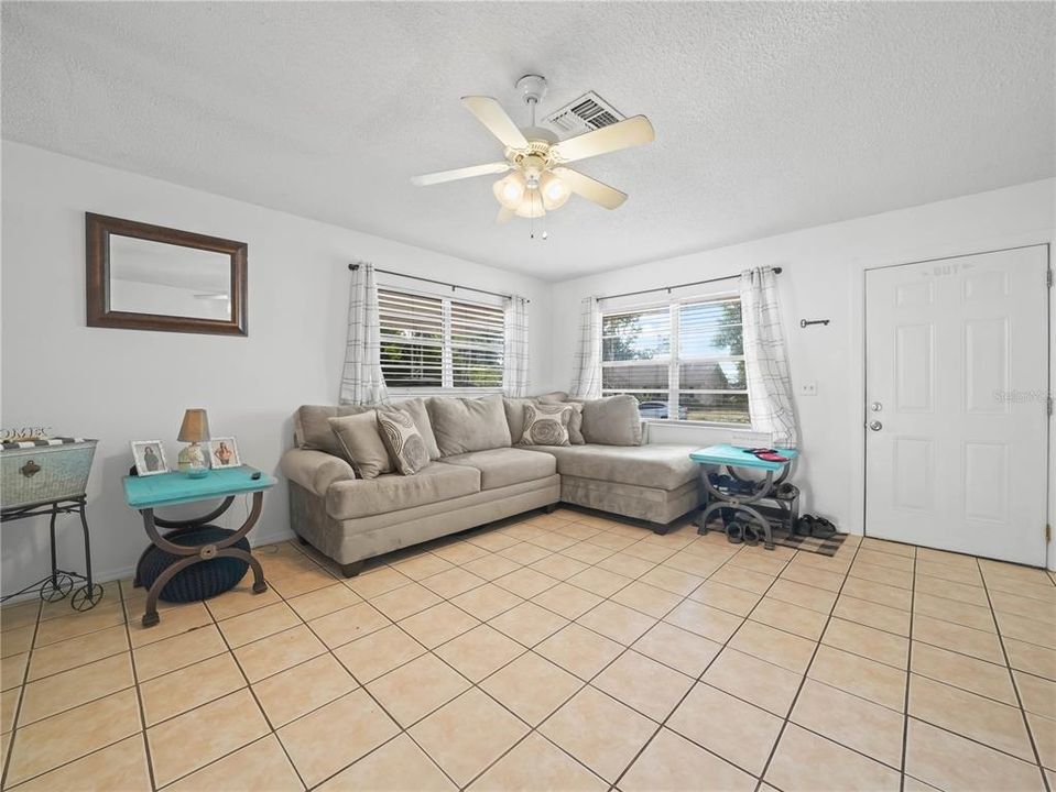 For Sale: $239,000 (3 beds, 1 baths, 1092 Square Feet)