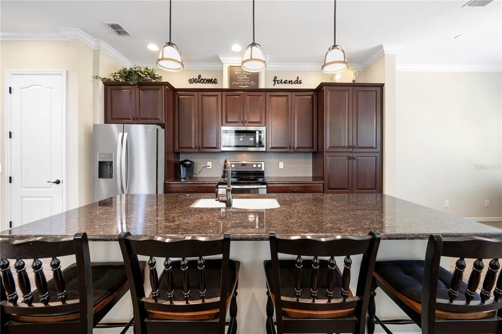 Gorgeous kitchen with 42" cabinets and breakfast bar