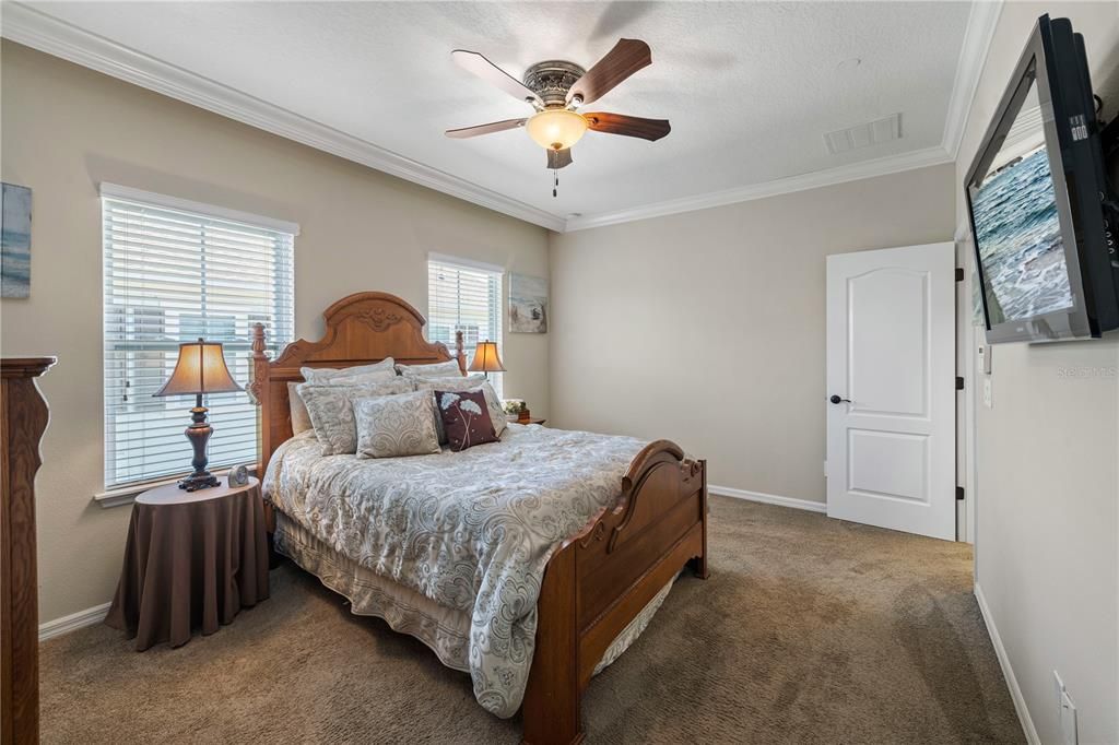 Spacious 10' ceiling and crown moulding in master suite