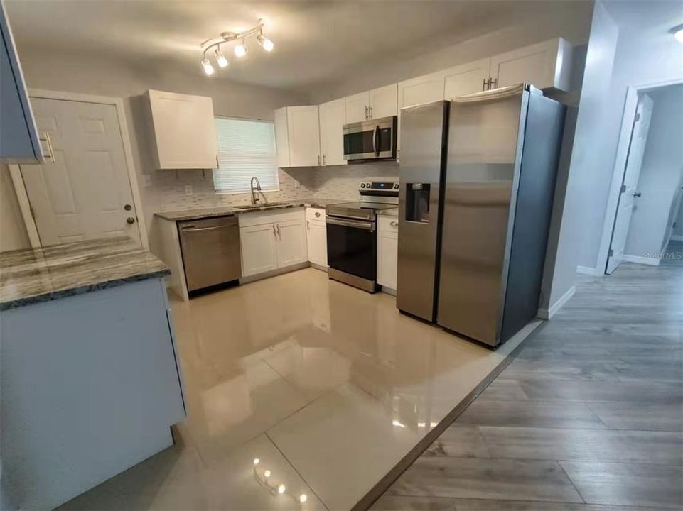 For Sale: $251,100 (3 beds, 1 baths, 861 Square Feet)