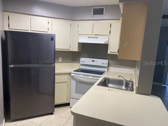 For Rent: $1,600 (2 beds, 2 baths, 820 Square Feet)
