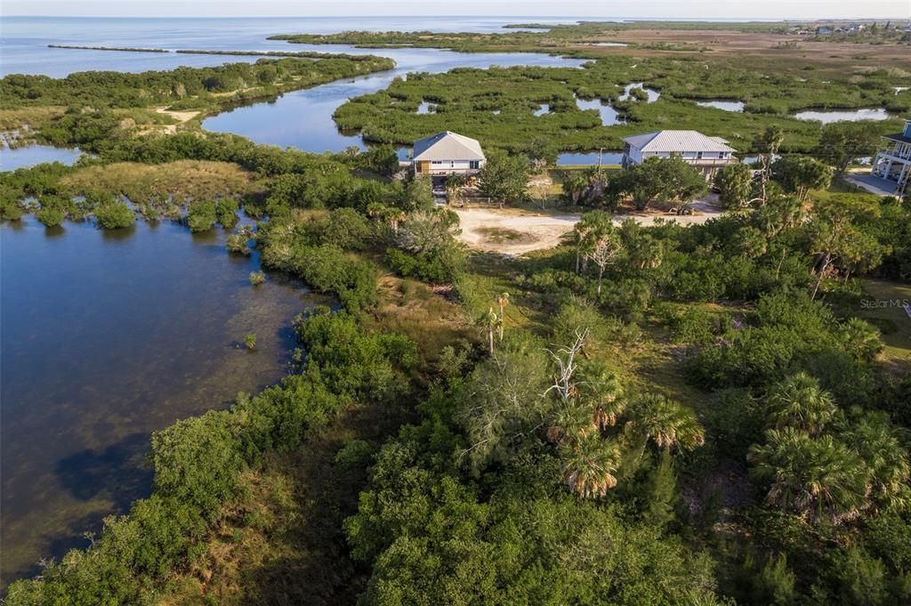 На продажу: $700,000 (1.26 acres)