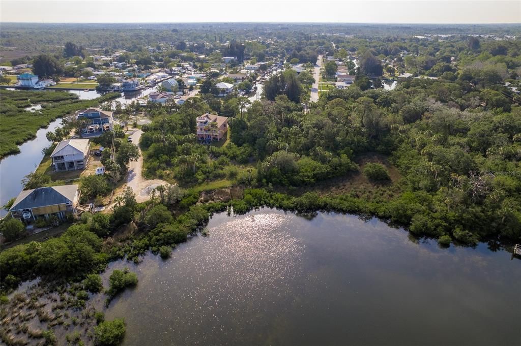 На продажу: $700,000 (1.26 acres)