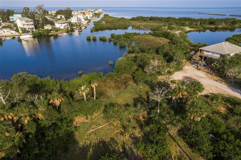 На продажу: $700,000 (1.26 acres)