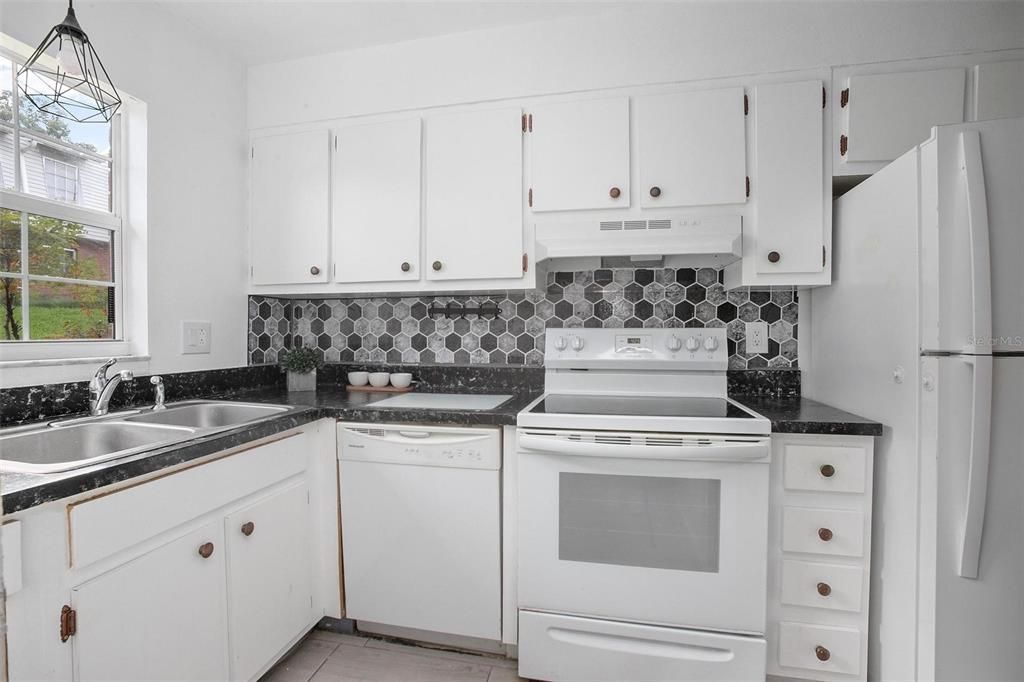 For Sale: $139,900 (2 beds, 1 baths, 1056 Square Feet)