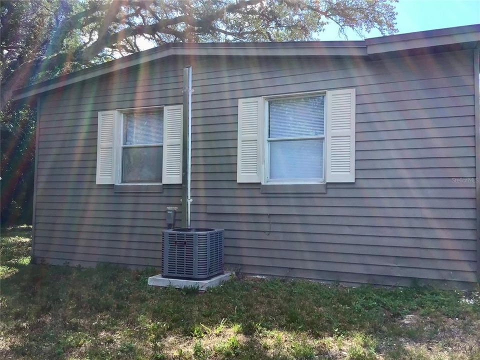 For Sale: $220,000 (2 beds, 1 baths, 880 Square Feet)