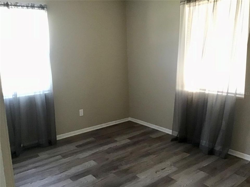 For Sale: $220,000 (2 beds, 1 baths, 880 Square Feet)