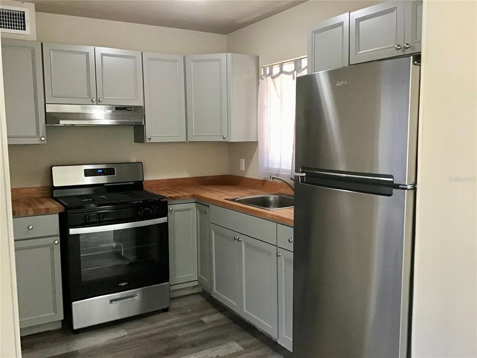 For Sale: $220,000 (2 beds, 1 baths, 880 Square Feet)