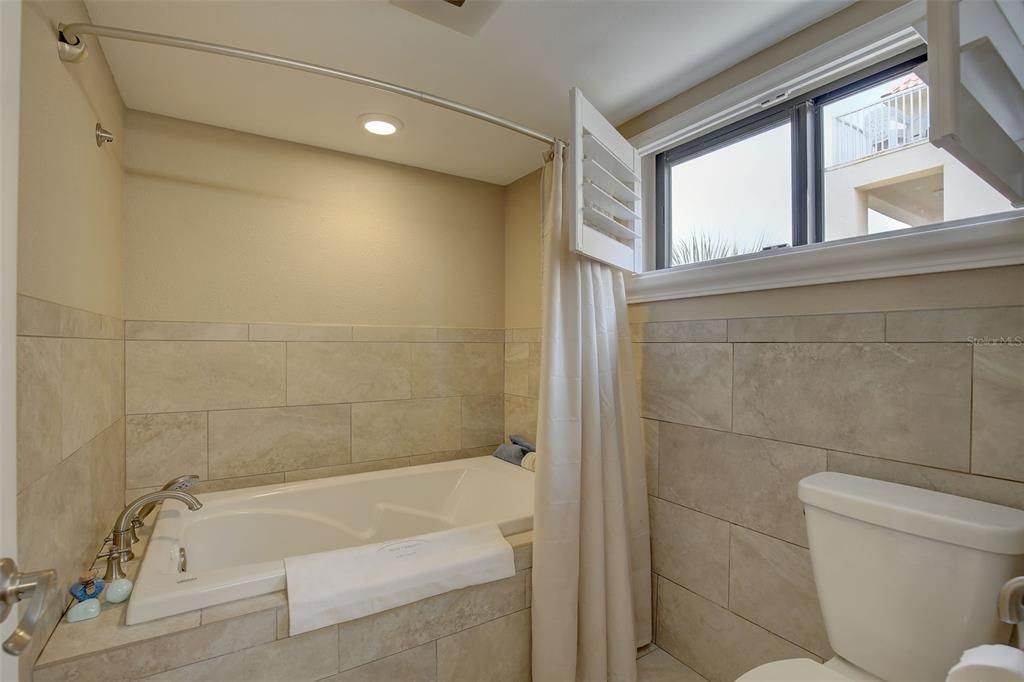 待售: $849,000 (2 贝兹, 2 浴室, 1380 平方英尺)